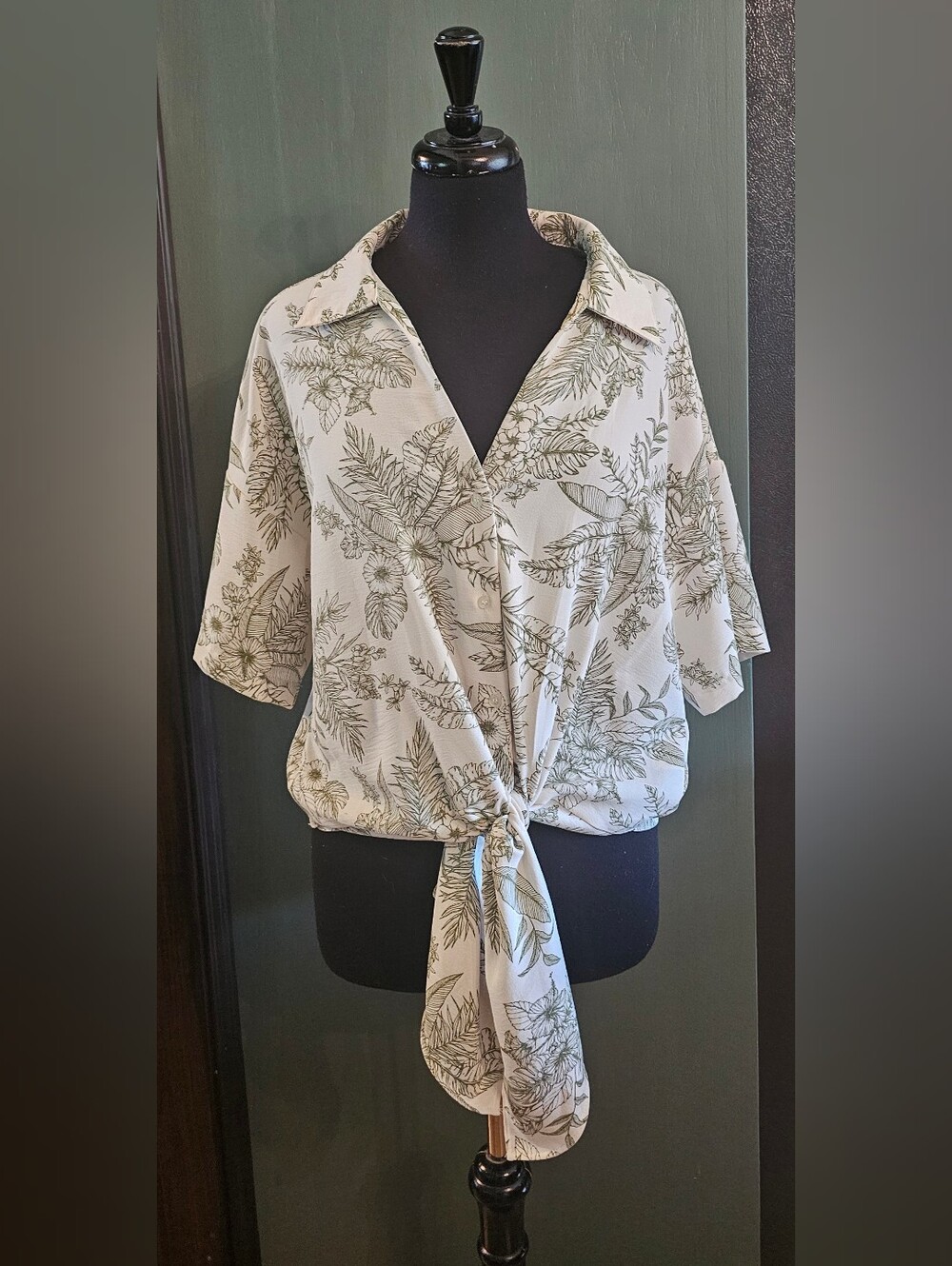 C By One Tie-Front Women’s Floral Button-Up Top
